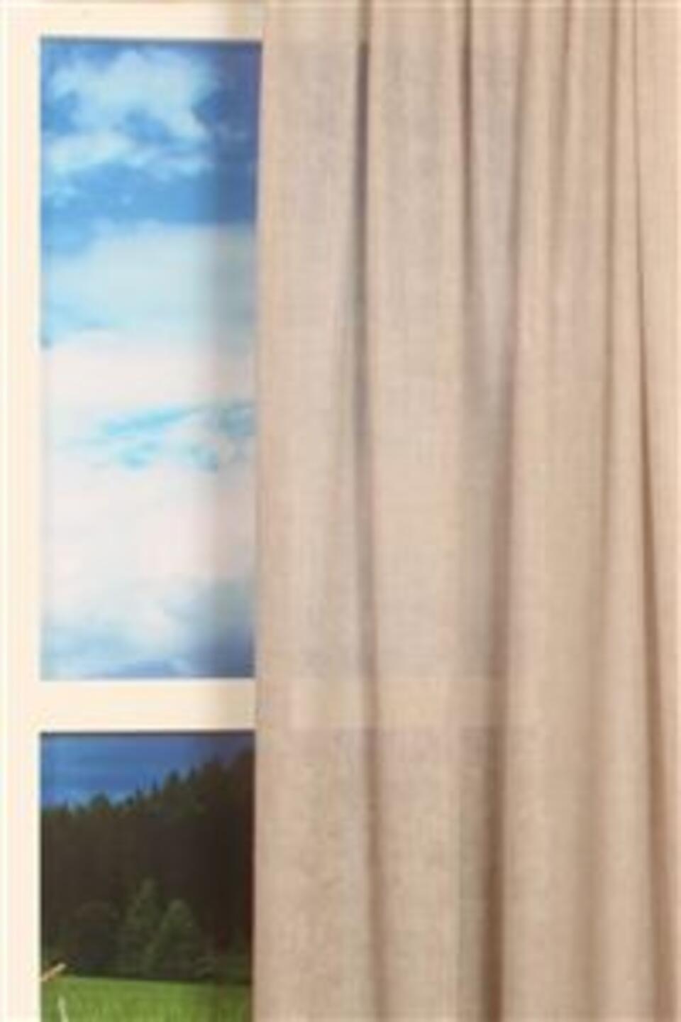 Grof geweven inbetween met garens in grijs en grijsbruin en van ongelijke dikte, waardoor een speelse structuur ontstaat