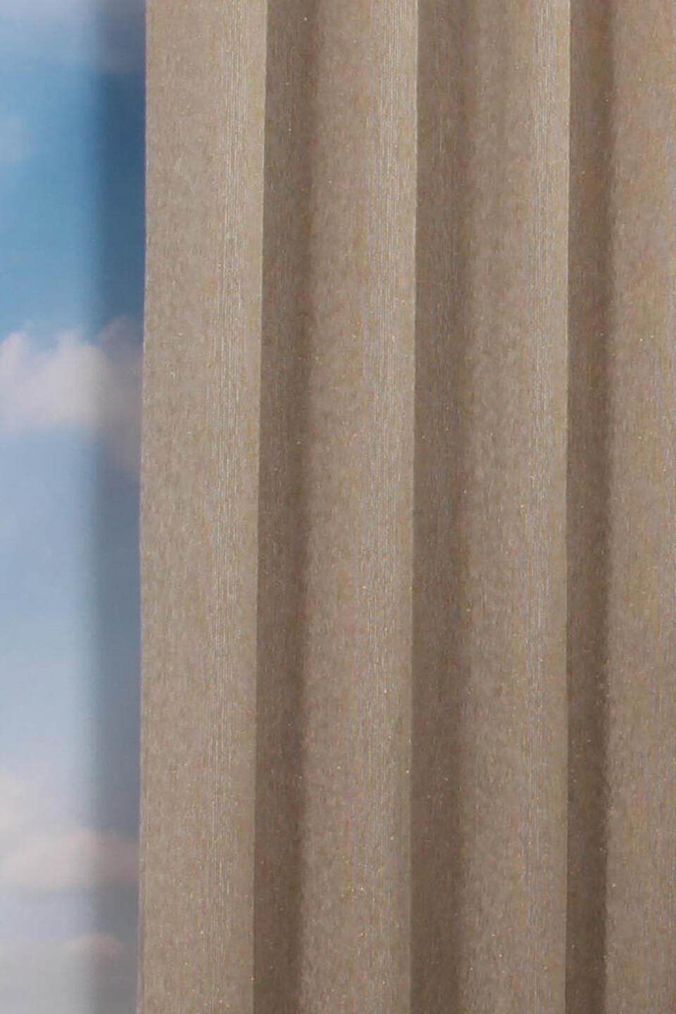 Spark beige is een prachtige glanzende inbetween met een zichtbare weefstructuur in verschillende diktes en kleuren garens