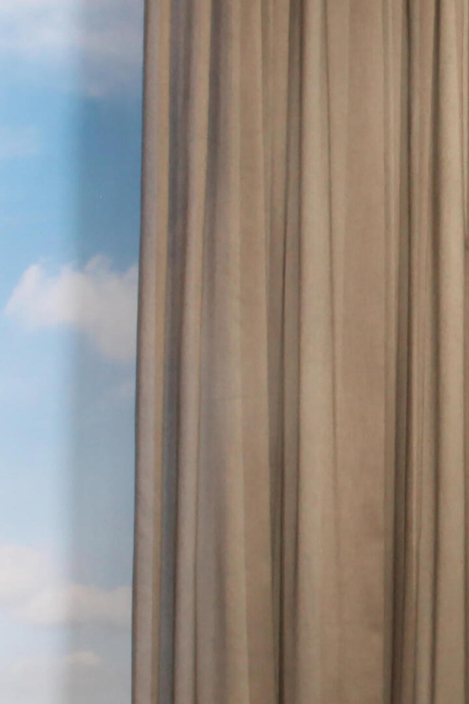 Blair is een vlamvertragende en duurzame transparante inbetween. De stof valt soepel en heeft een mooie glans