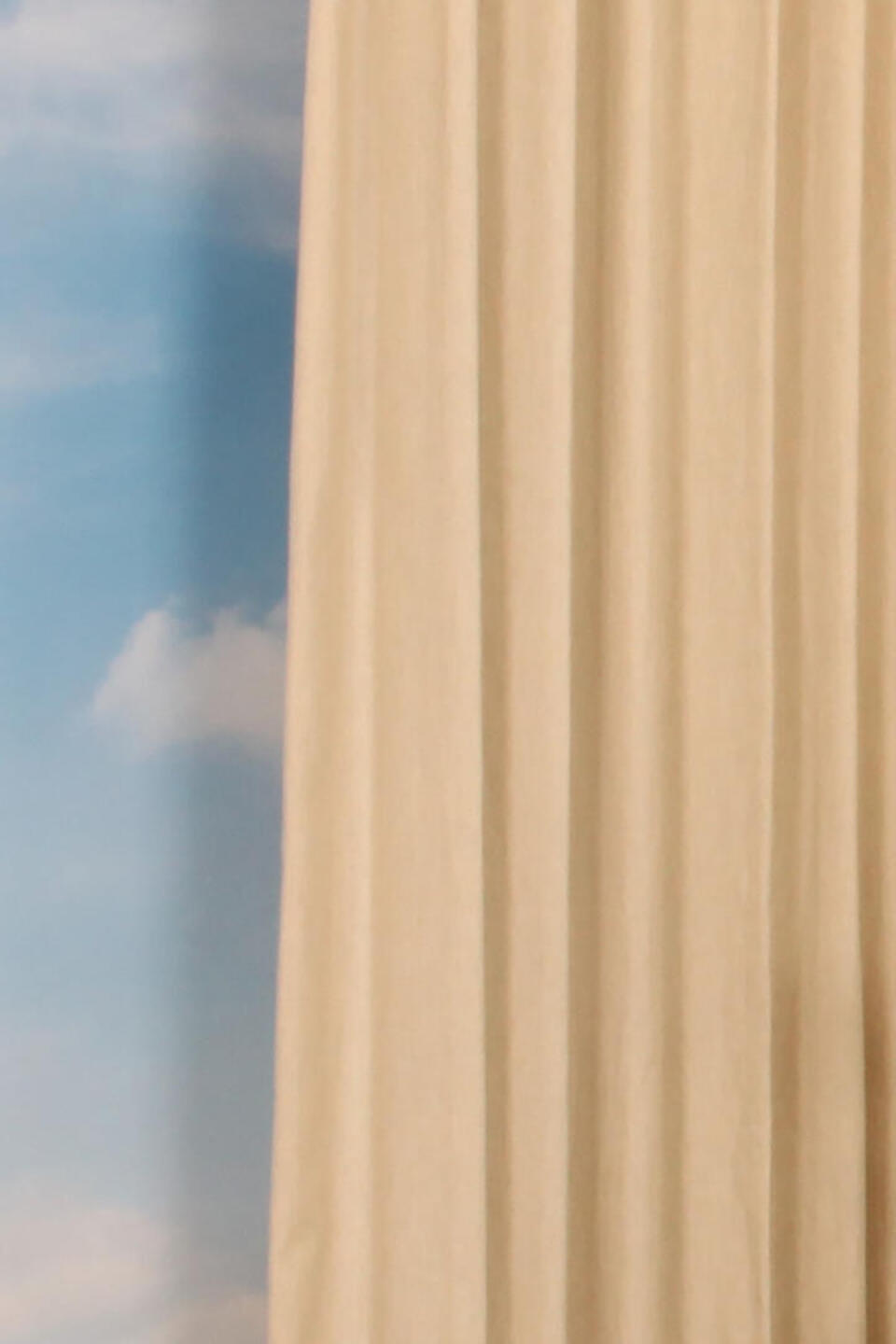 Inbetween Fierce is een elegante gordijnstof met een prachtig linneneffect