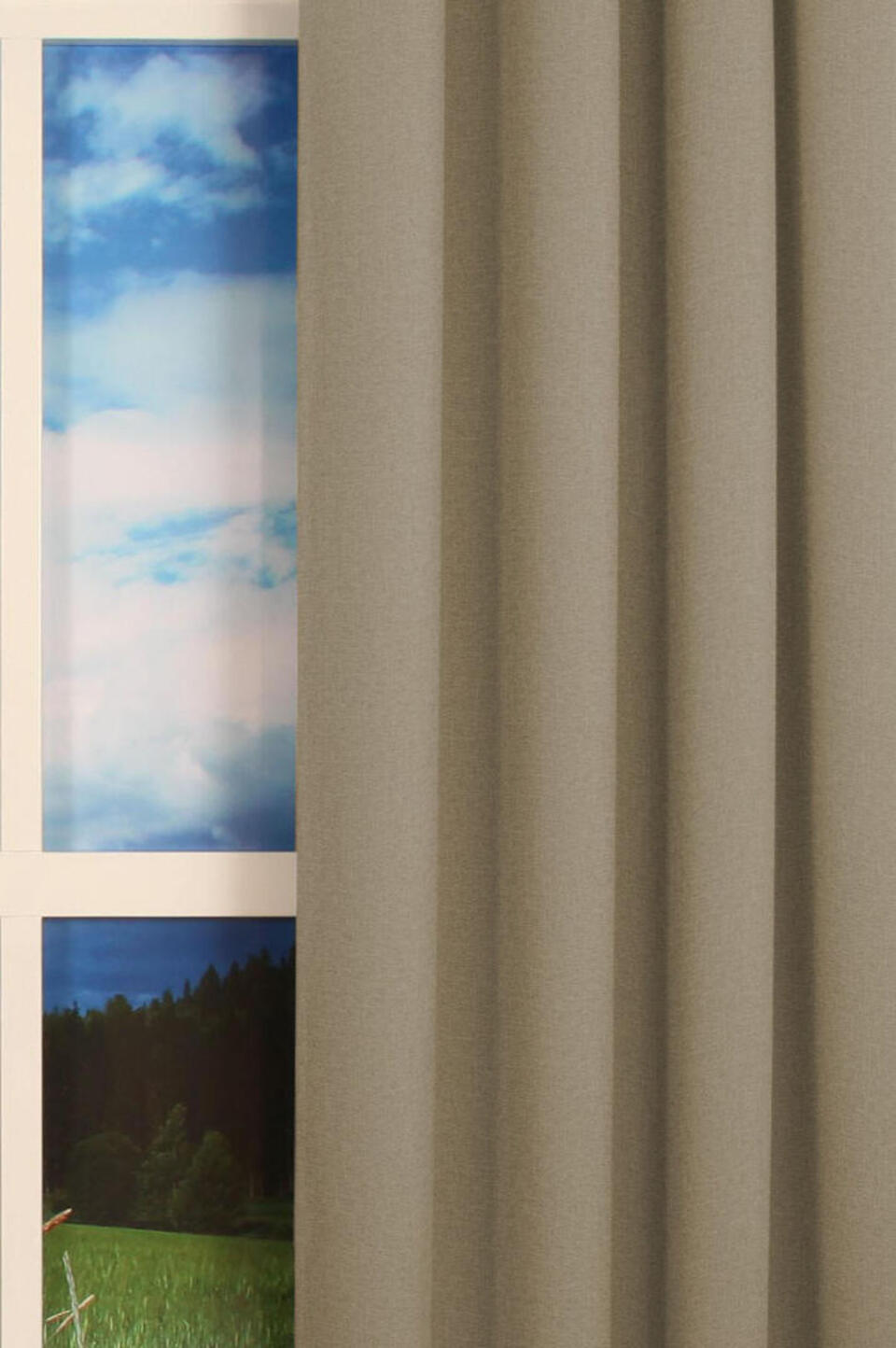 Verduisterende overgordijnstof met een mooie weefstructuur aan de voorzijde. De gladde achterzijde van de stof is effen naturel