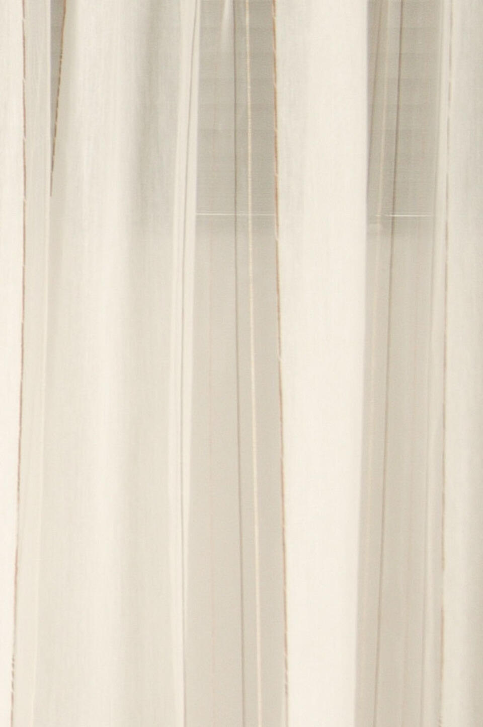 Inbetween in offwhite basisstof met transparante organza lengtebanen en dichte lengtebanen en ingeweven gekleurde lengtestrepen in de transparante baan