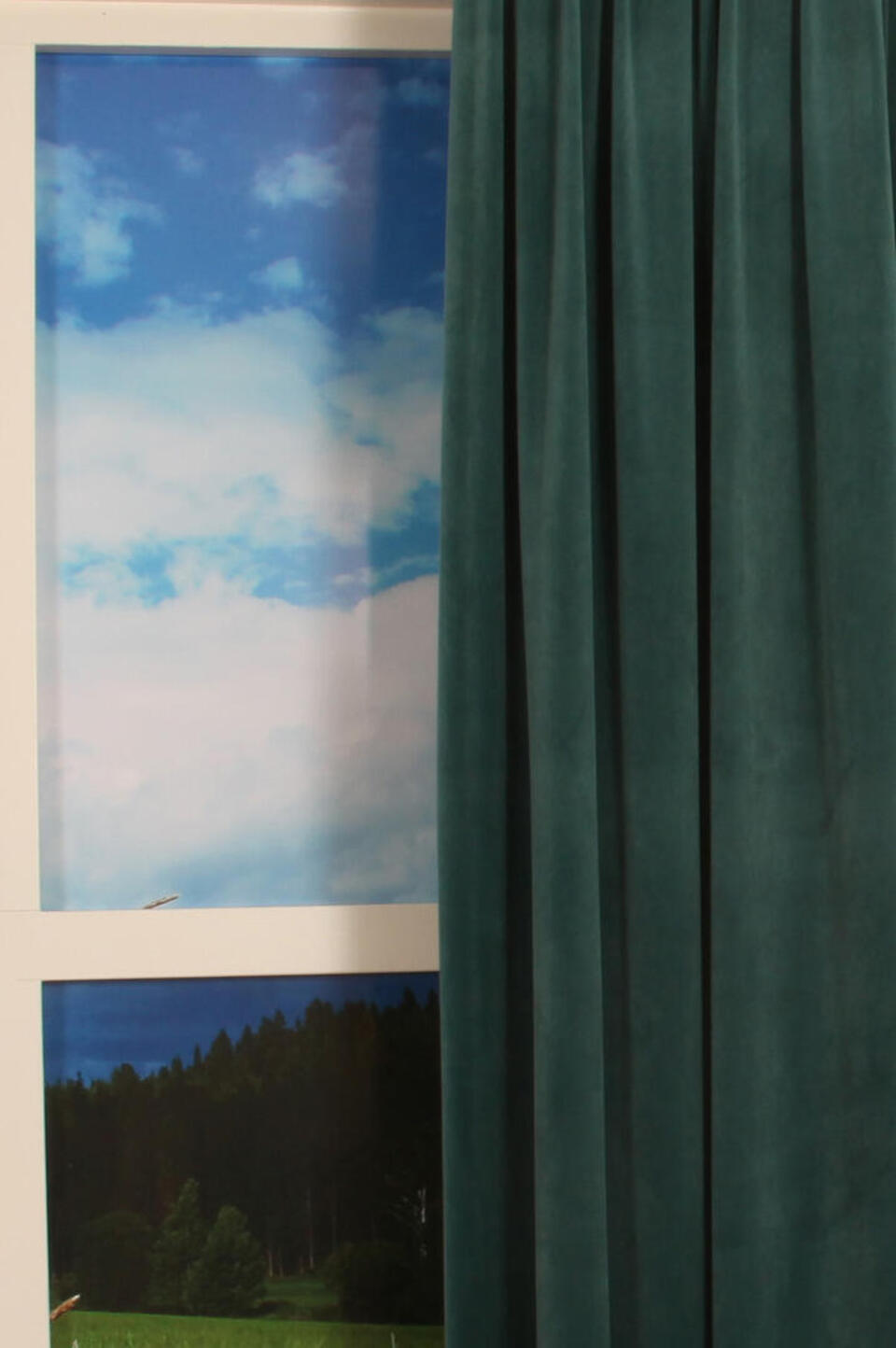 Deze superzachte velours look overgordijn van polyester valt mooi soepel valt en heeft een lichte glans