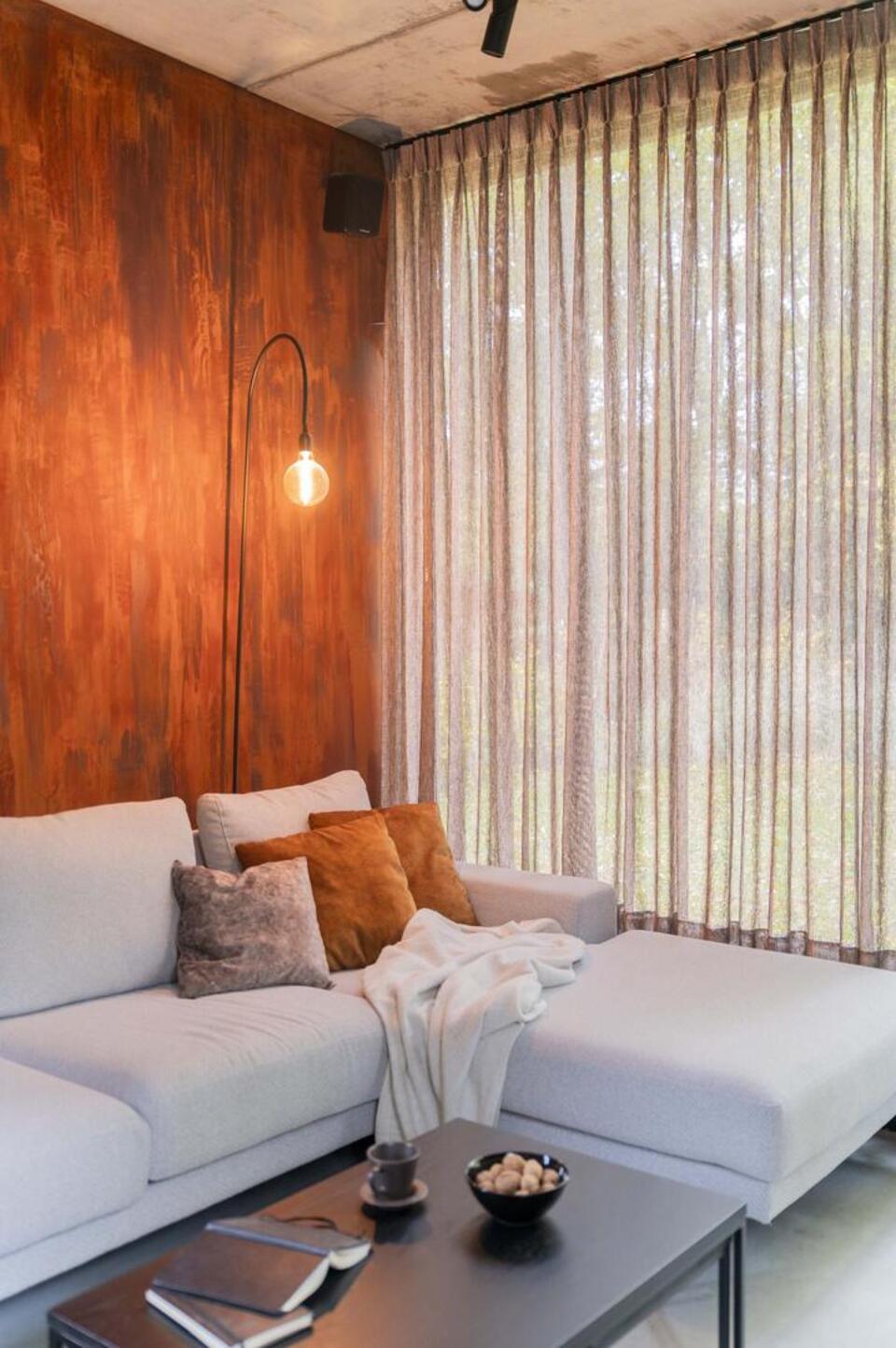 Deze prachtige inbetween van mesh stof is geweven met meerkleurige garens.