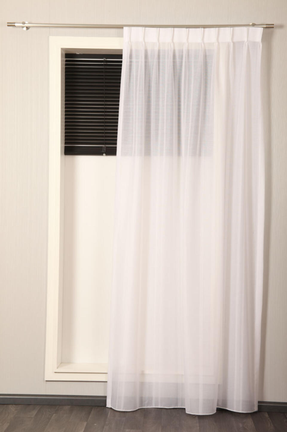 Mooie inbetween in naturelle basisstof, voorzien van dichtere lengtestrepen