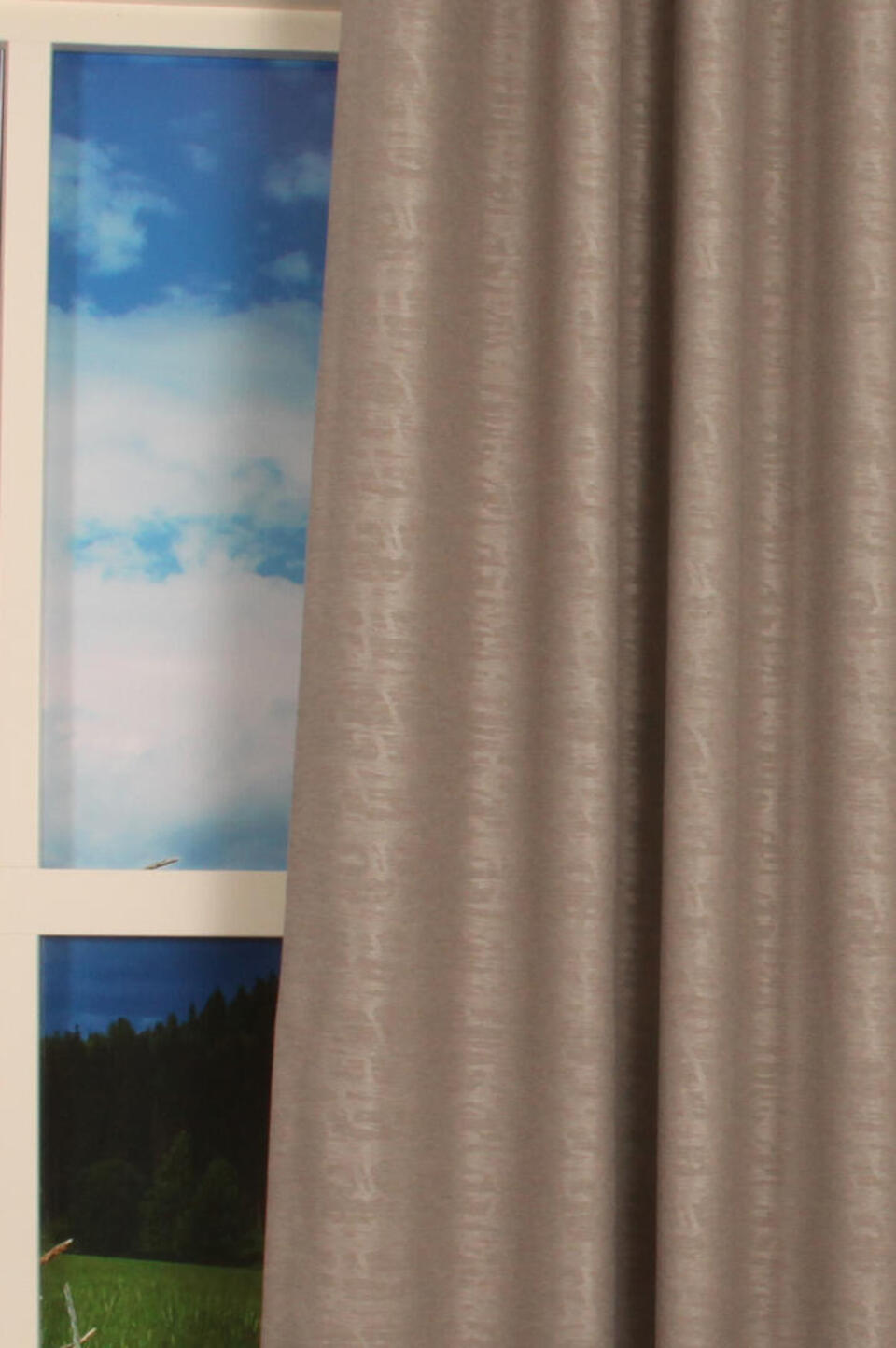 Deze semi-verduisterende gordijnstof heeft een ingeperst grafisch dessin op een gemêleerd gronddoek