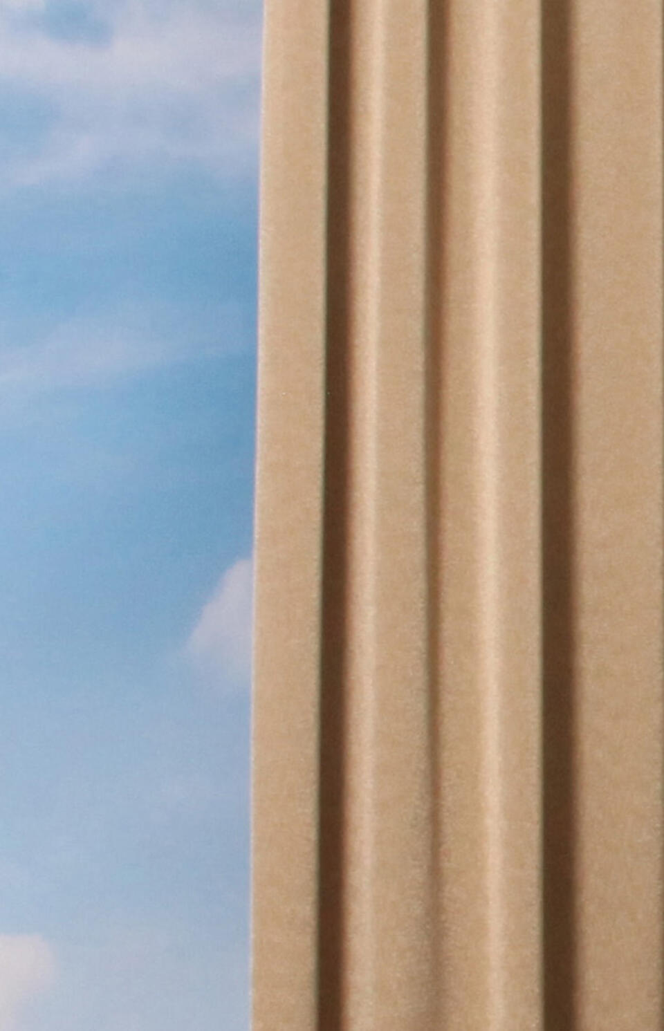 Overgordijn Sophis brons, dat een beetje op goud lijkt, is een rijkglanzende overgordijnstof