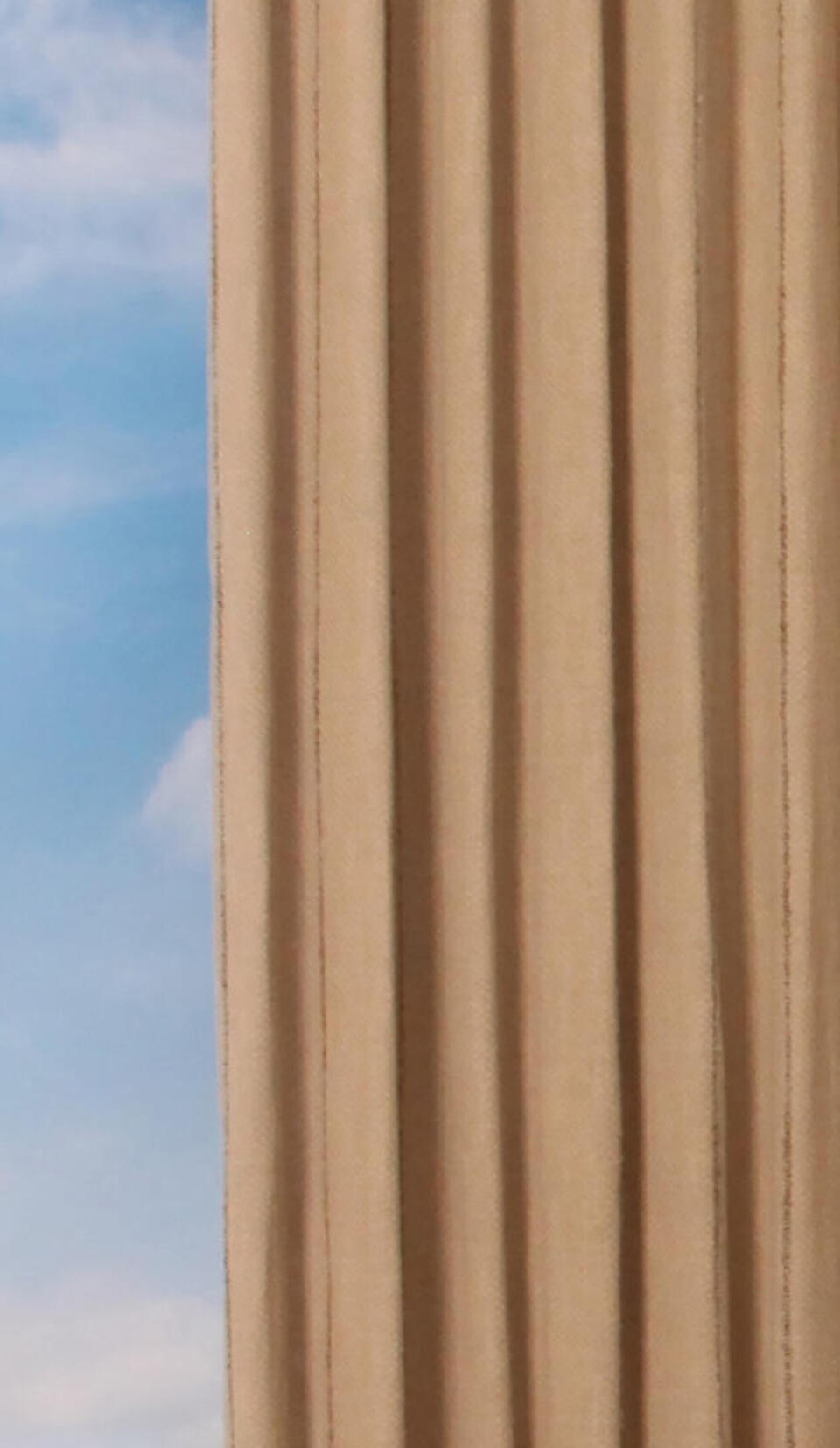 Incourt is een kamerhoge soepelvallende overgordijnstof door een hoge aanwezigheid van katoen en linnen