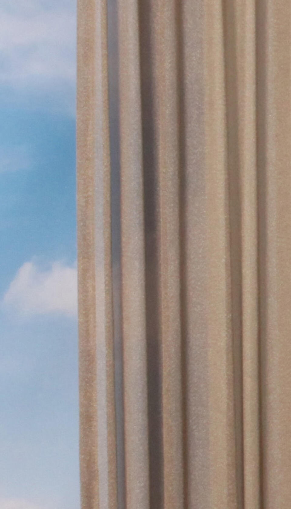 Huven is een mooi vallende vitrage van zware kwaliteit in de kleur goudbruin