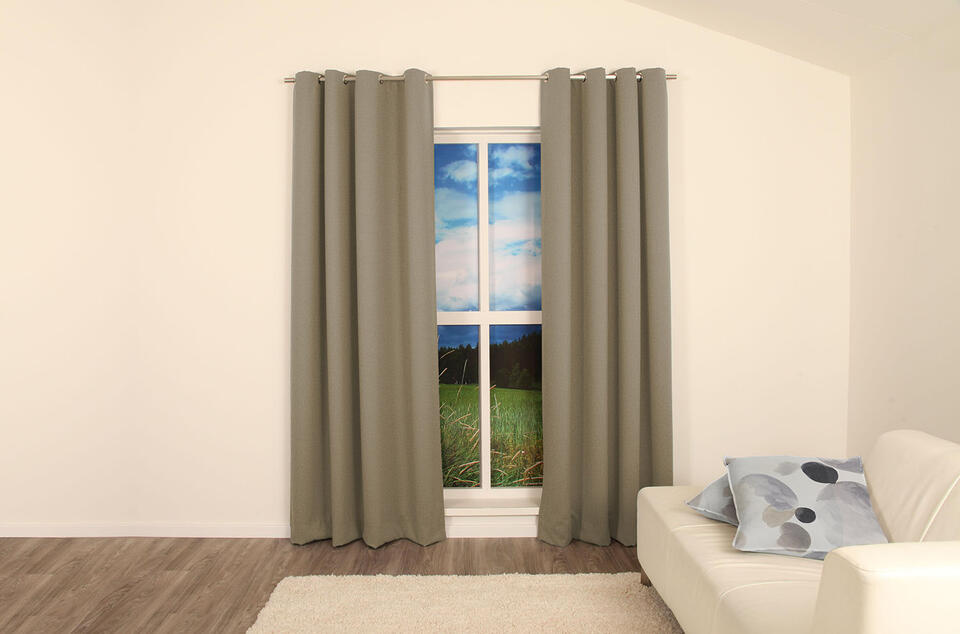 Verduisterende overgordijnstof met een mooie weefstructuur aan de voorzijde. De gladde achterzijde van de stof is effen naturel