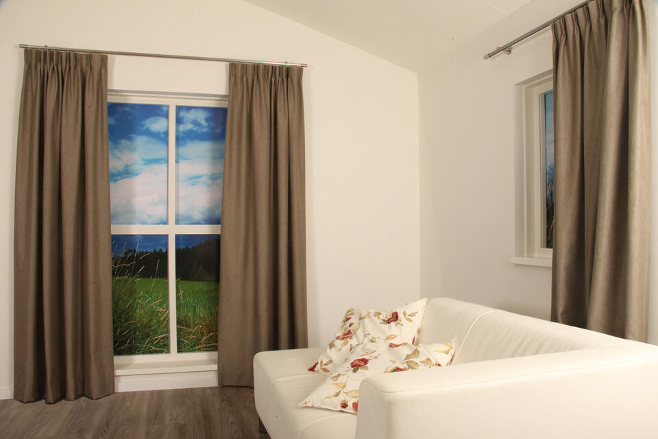 Soepelvallende lichtglanzende overgordijnstof met weefstructuurnzende overgordijnstof met weefstructuur. De grijsbruine basis wordt geaccentueerd met warmgrijze meegeweven draden