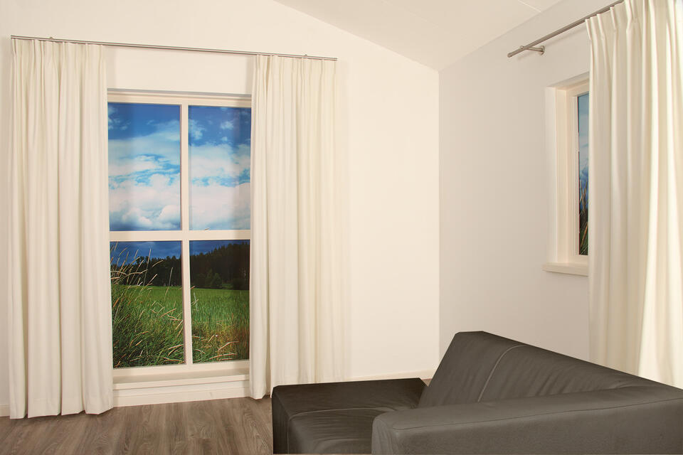 Deze superzachte velours look overgordijn van polyester valt mooi soepel valt en heeft een lichte glans