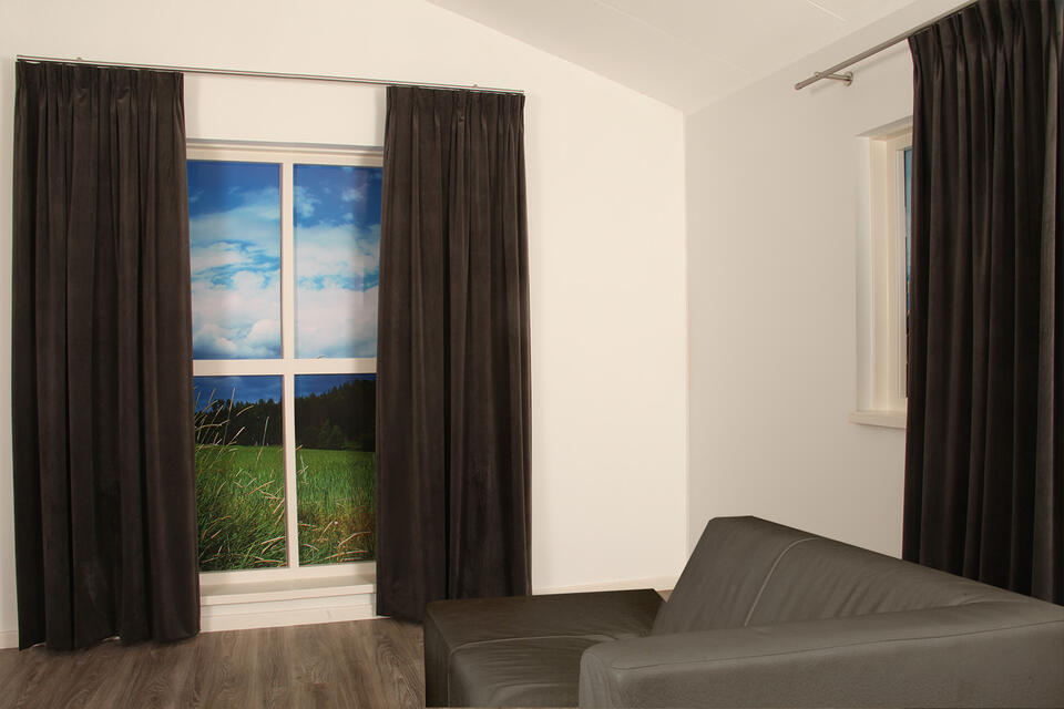 Deze superzachte velours look overgordijn van polyester valt mooi soepel valt en heeft een lichte glans