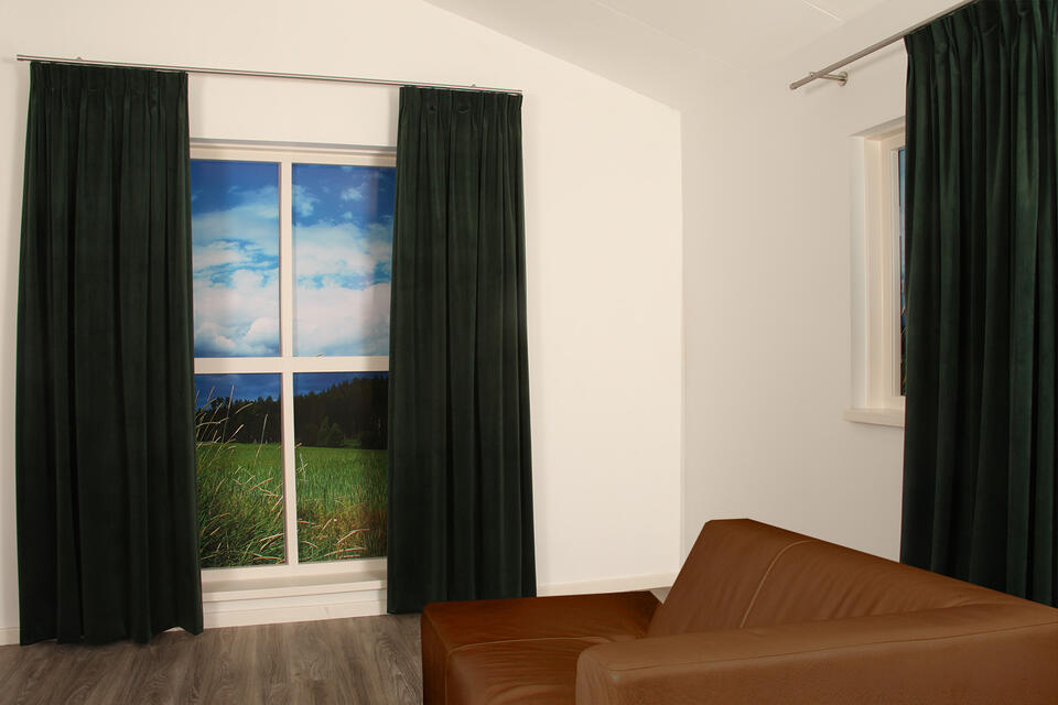 Deze superzachte velours look overgordijn van polyester valt mooi soepel valt en heeft een lichte glans