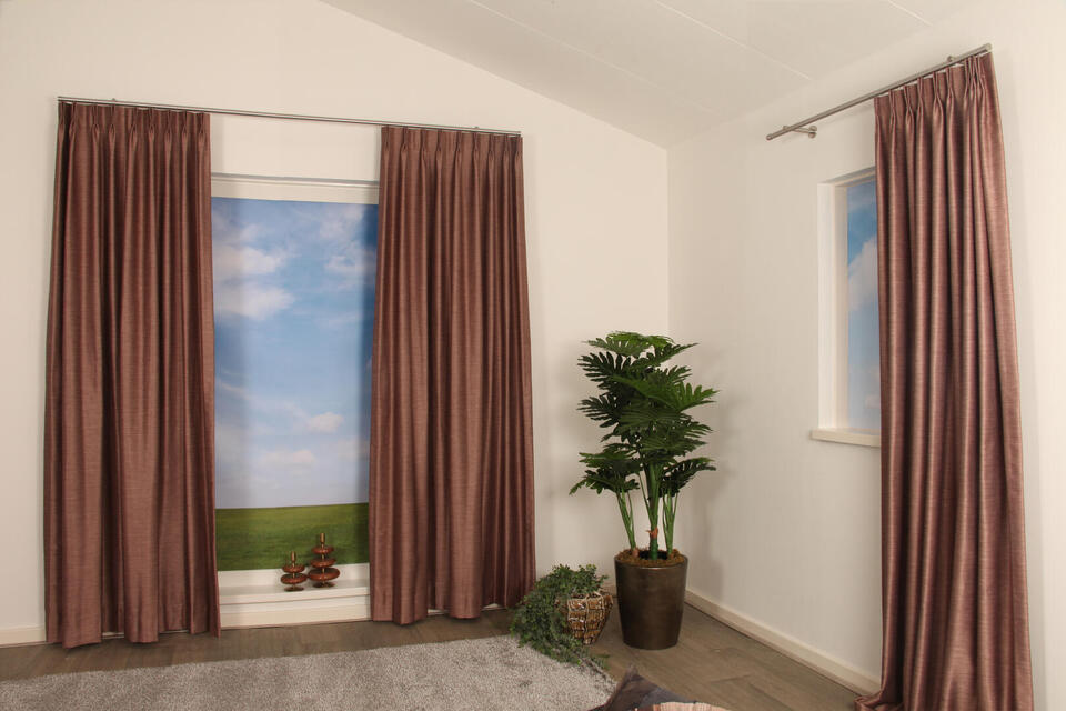 Deze overgordijnstof heeft een elegante uitstraling door een subtiele glans en eigentijds kleurenpalet