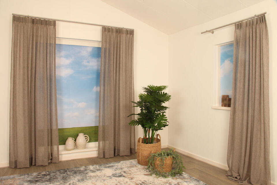 Deze kamerhoge brandvertragende inbetween is geweven in meerdere kleuren waardoor een gemêleerd gordijn ontstaat