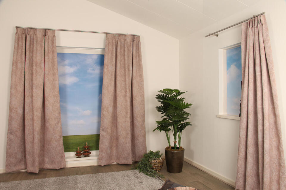 Lumina Reflect is een gladde dim-out overgordijnstof met een grafische print van gemêleerde kleuren