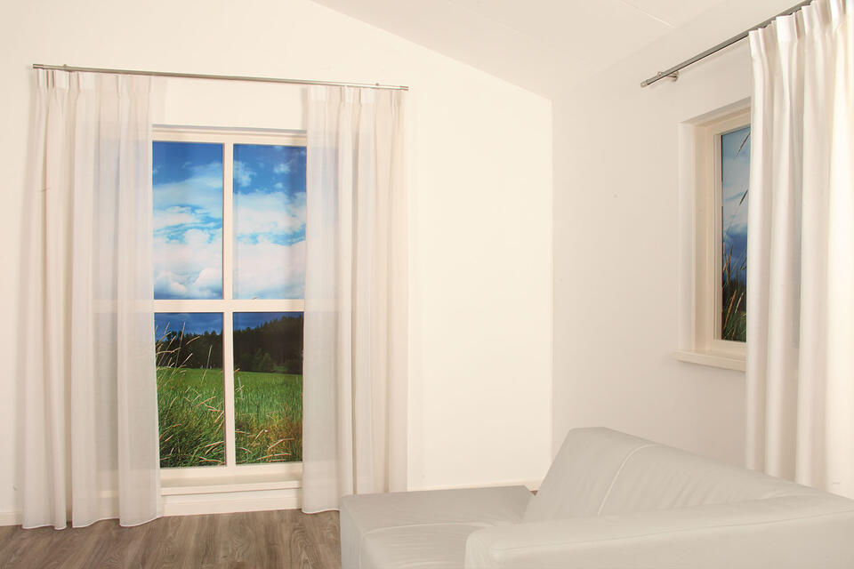 Prachtige soepelvallende inbetween met een motief van lengte strepen