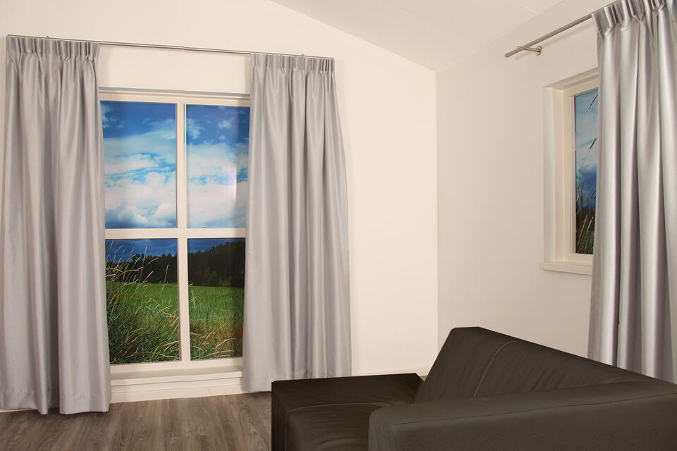 Glanzende nonchalante taft met een geruwde voorzijde en glanzende gladde achterzijde in dezelfde kleur