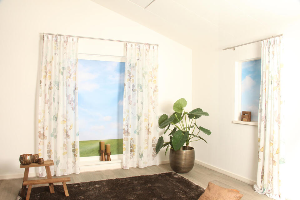 Inbetween Selskar is een soepelvallende en vlamvertragende open geweven stof voorzien van een waterbesparende print