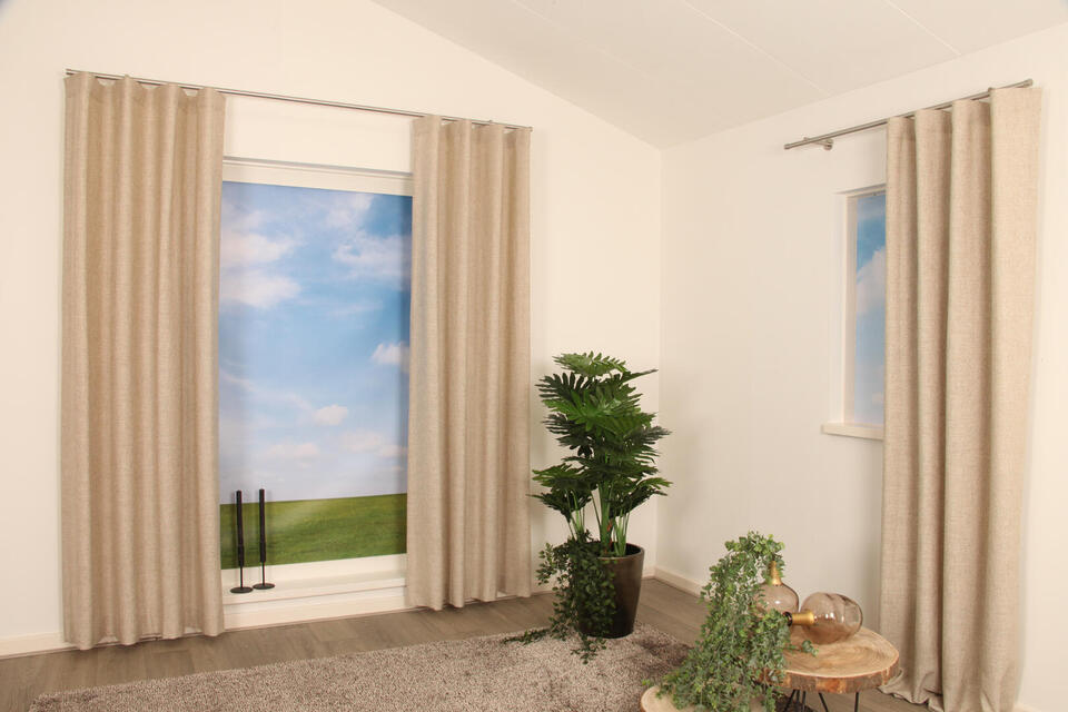 Dit overgordijn heeft een mooie melange van verschillende kleuren, valt onder de dunne overgordijnen en laat veel licht door