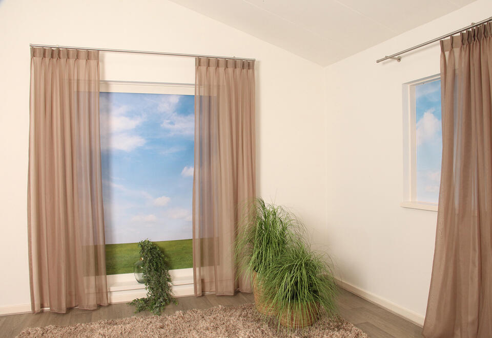 Borja is een vlamwerende basic voile vitrage met een rijke uitstraling