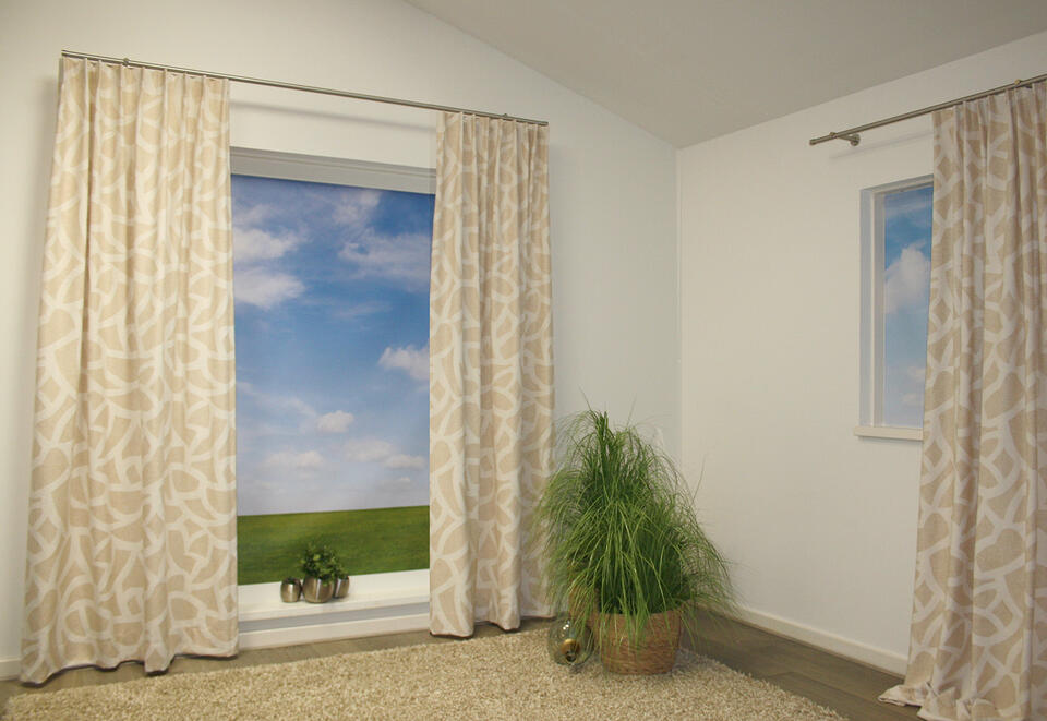 Formi is een soepele gordijnstof met een grote stoere grafische print