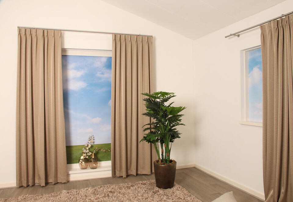 Overgordijn Sophis brons, dat een beetje op goud lijkt, is een rijkglanzende overgordijnstof