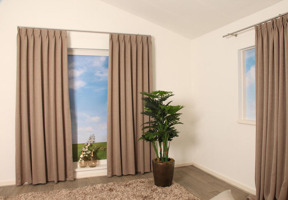 Granada is een mooie soepel vallende dim-out overgordijnstof met een subtiele glans