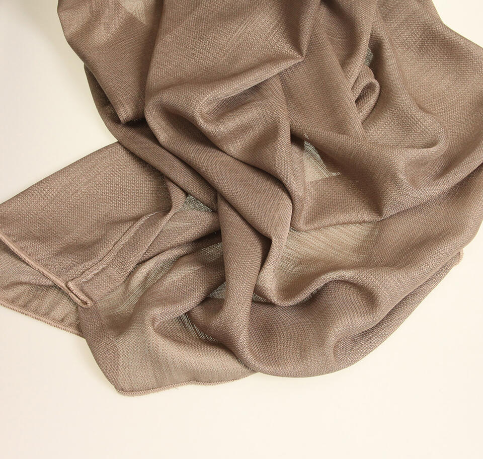 Belfast HH is een dikkere inbetween, een elegante en transparante stof die is vervaardigd uit dikkere garens