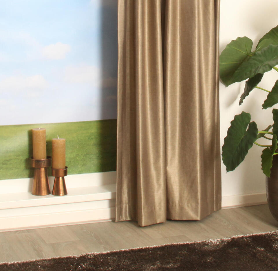 Overgordijn Canberra is een soepelvallende stof met een mooie goudachtige glans en valt mooi in de plooi