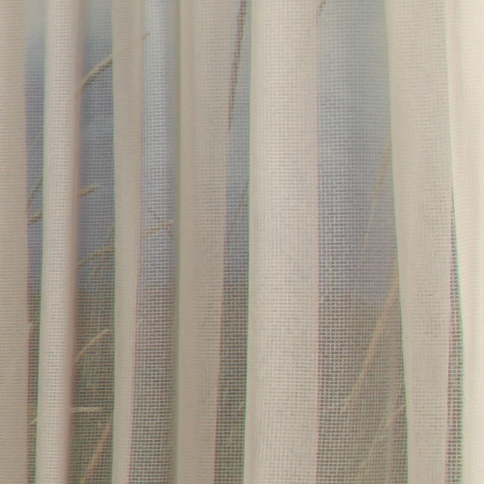 Het fijne opengewerkte blokje in deze vitrage ontstaat door de grijze en naturelle garenstrepen waarmee de stof geweven is.