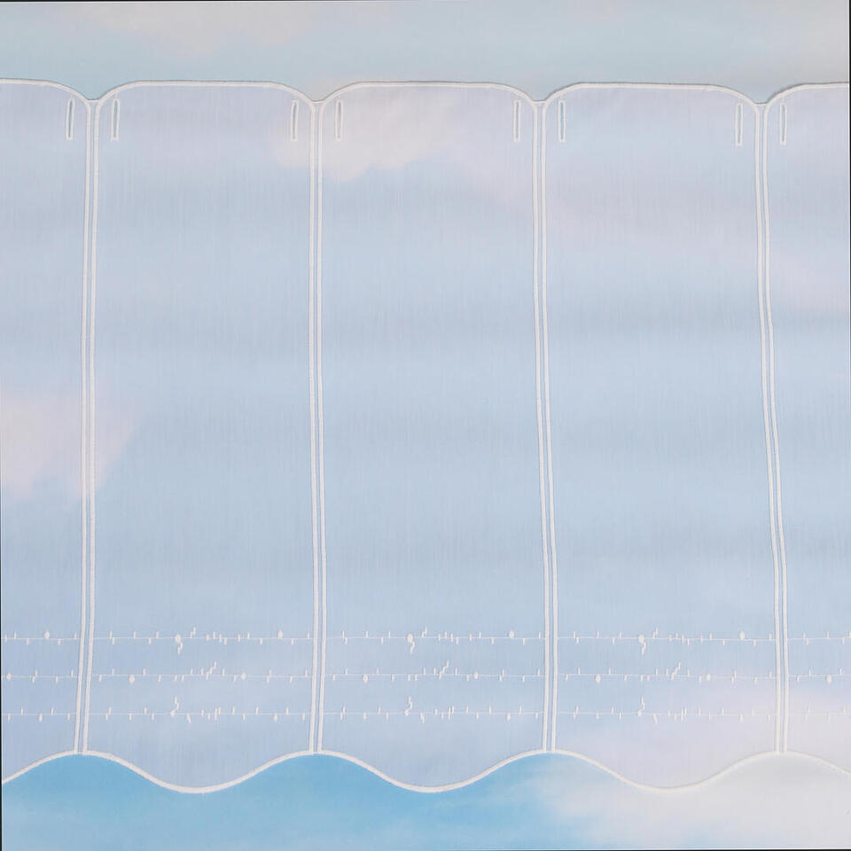 Witte val met geborduurde rand aan de onderzijde