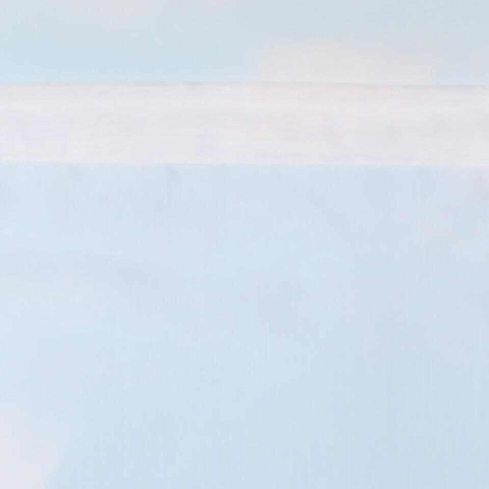 Val van witte vitragestof met een fijn streeppatroon en met een sierlijk schulprandje.