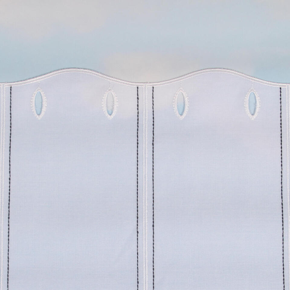 Transparante val met geborduurde schapen en molens