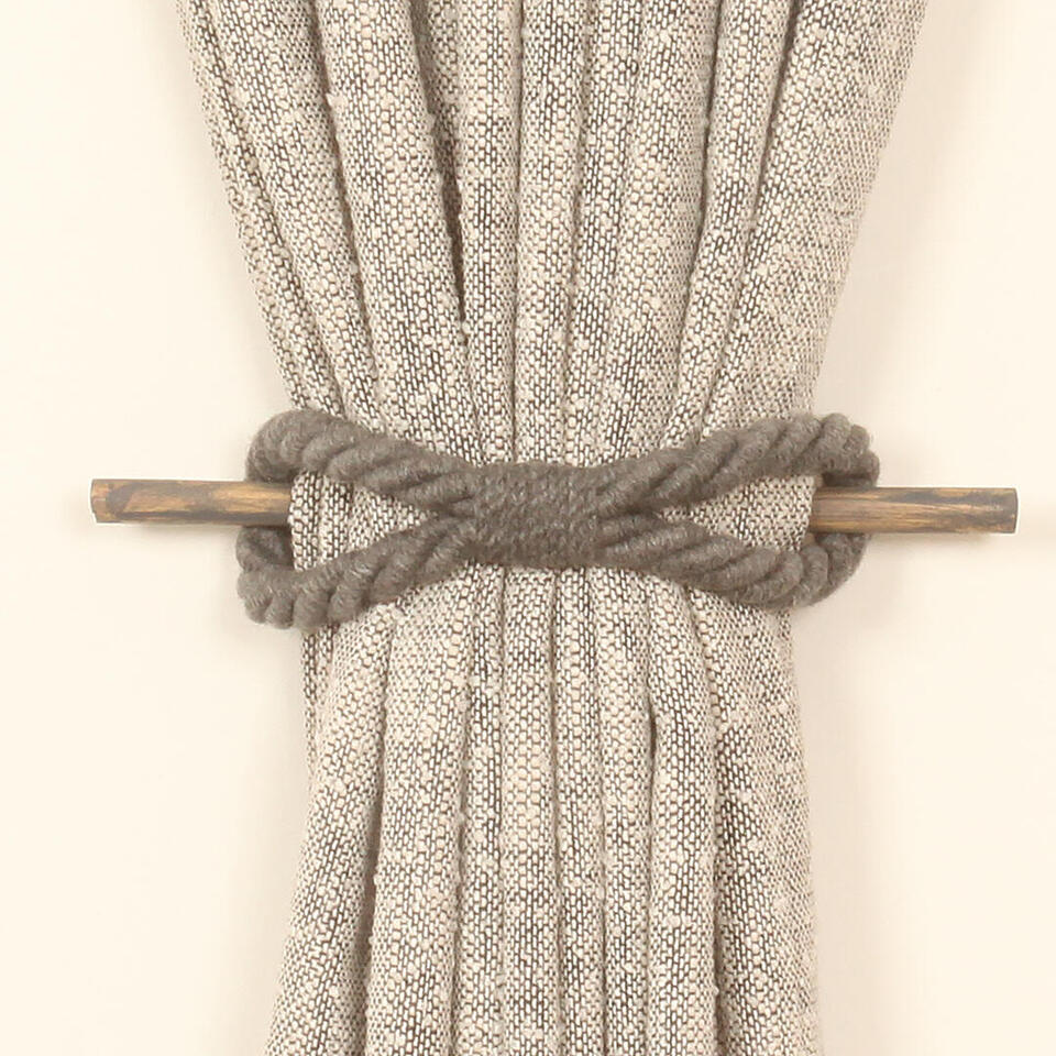 Een eigentijdse embrasse van gedraaid koord in vlindervorm met bamboe stok