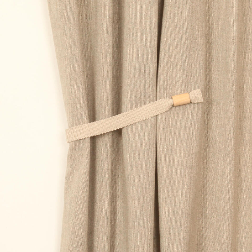 Stoere magneet embrasse van een dikker gevlochten band in een mat garen met dikke houten cilindervormige kralen