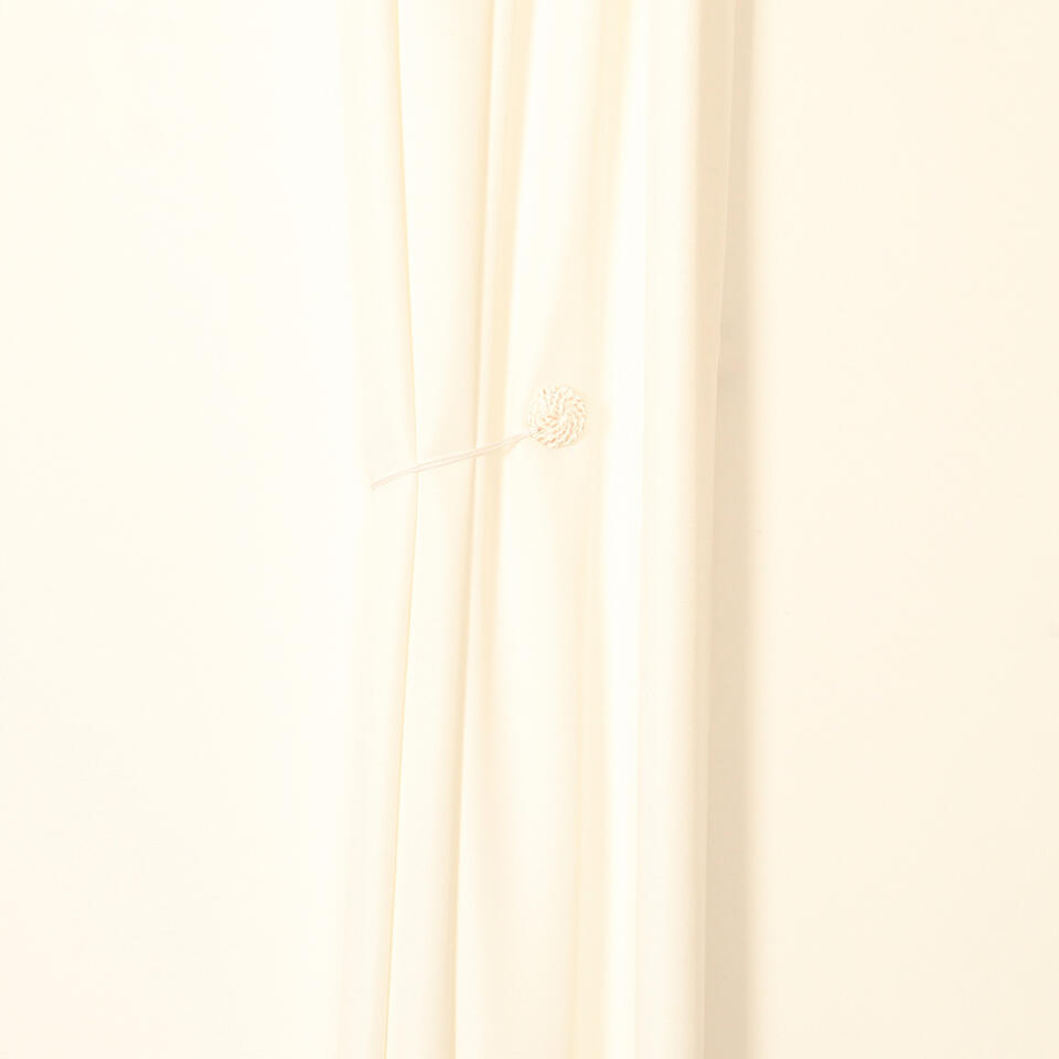 Naturelkleurige magneetembrasse met een rond bamboe embleem