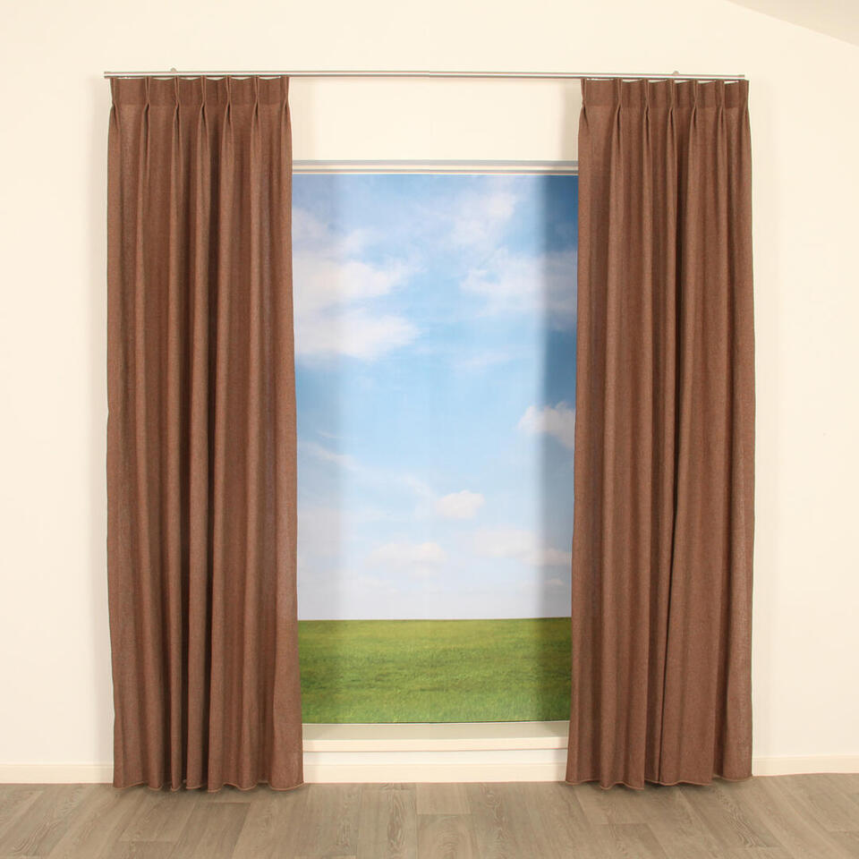 Inbetween Caminus is een wat dikker geweven stof en straalt de warmte van een overgordijn uit