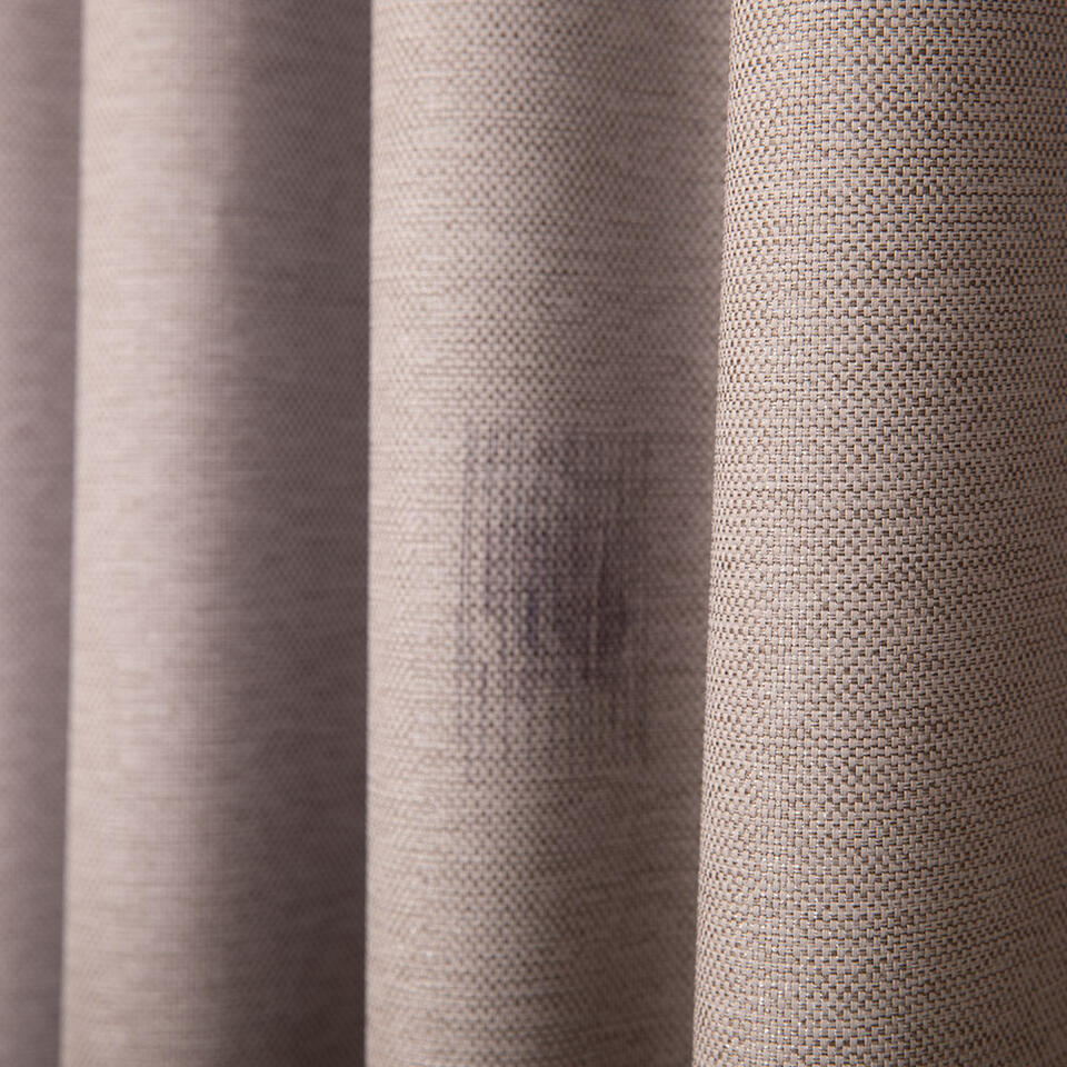 Deze ruimer vallende gordijnstof heeft heeft een geweven structuur en is in meerdere bruine garenkleuren geweven en is semi verduisterend