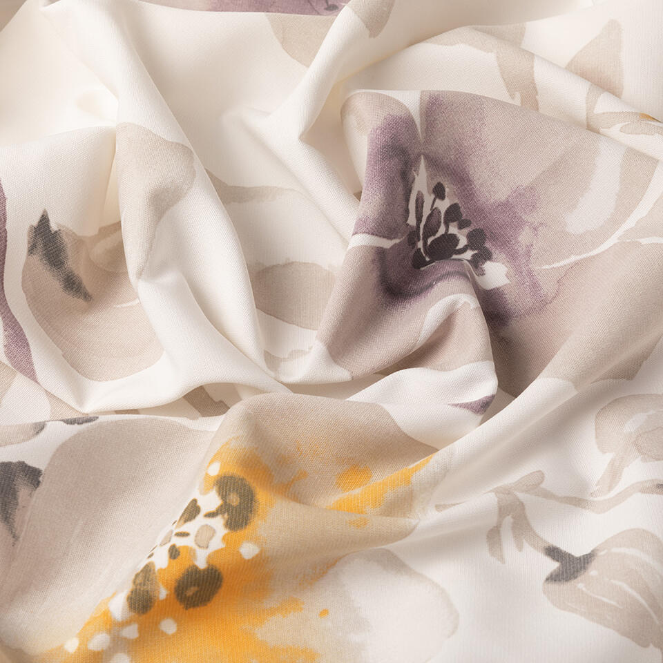 Soepel vallende fijn geweven gordijnstof met een kleurig aquarel bloemmotief