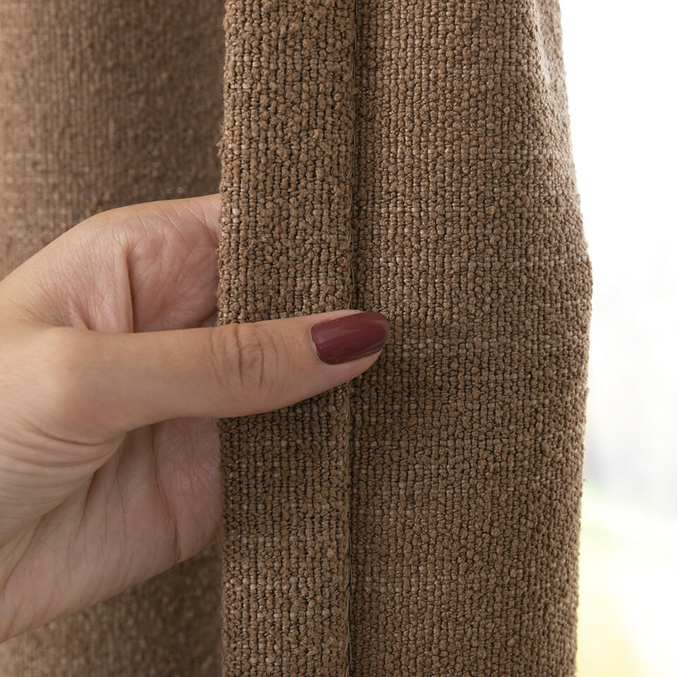 Embry warmbruin is een soepel vallende stof met een warme look en natuurlijke uitstraling