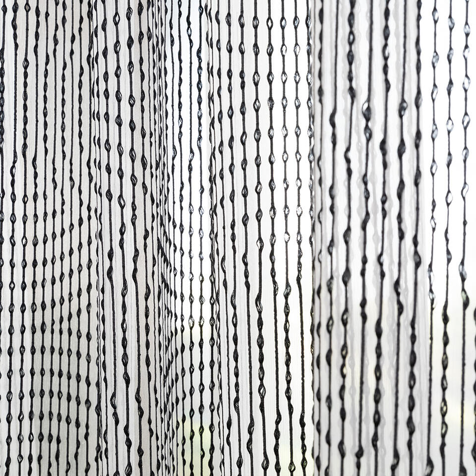 Deze kamerhoge, zeer transparante witte vitrage is voorzien van een patroon dat geaccentueerd wordt door een verdikking in de donkergrijze draad.