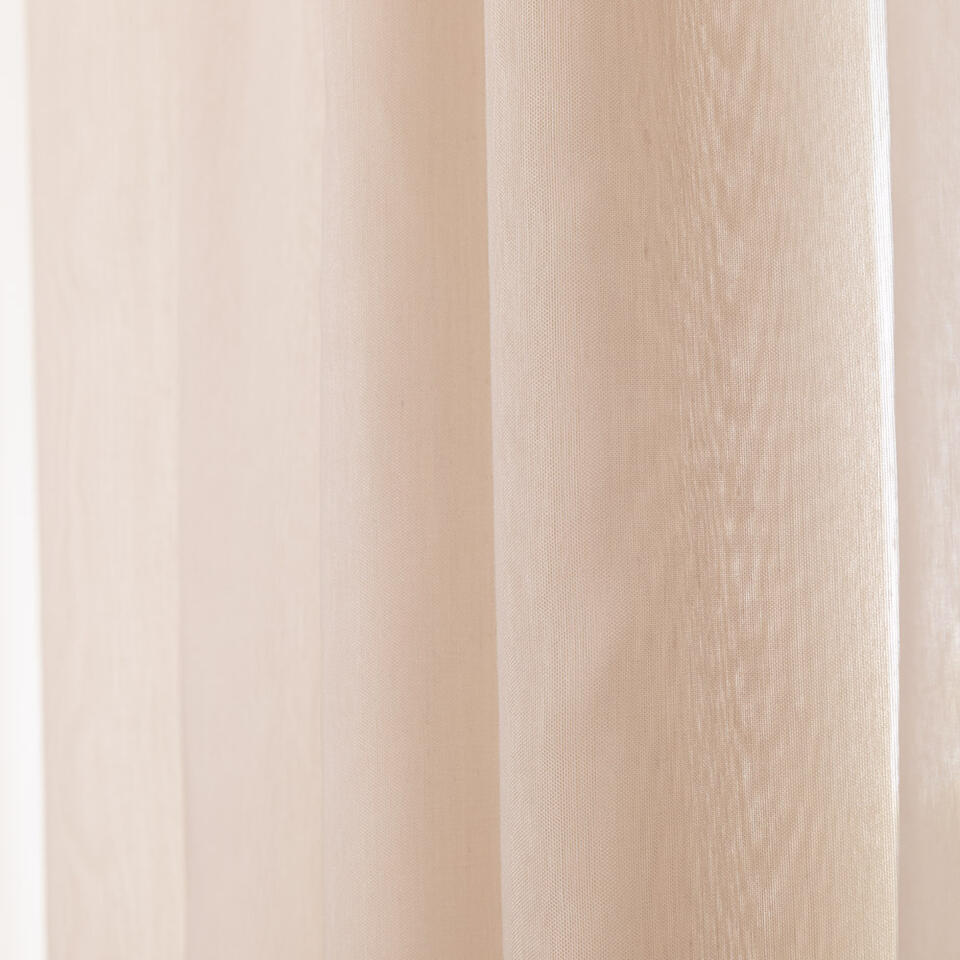 Soepel hangende half transparante Inbetween met fijne weefstructuur