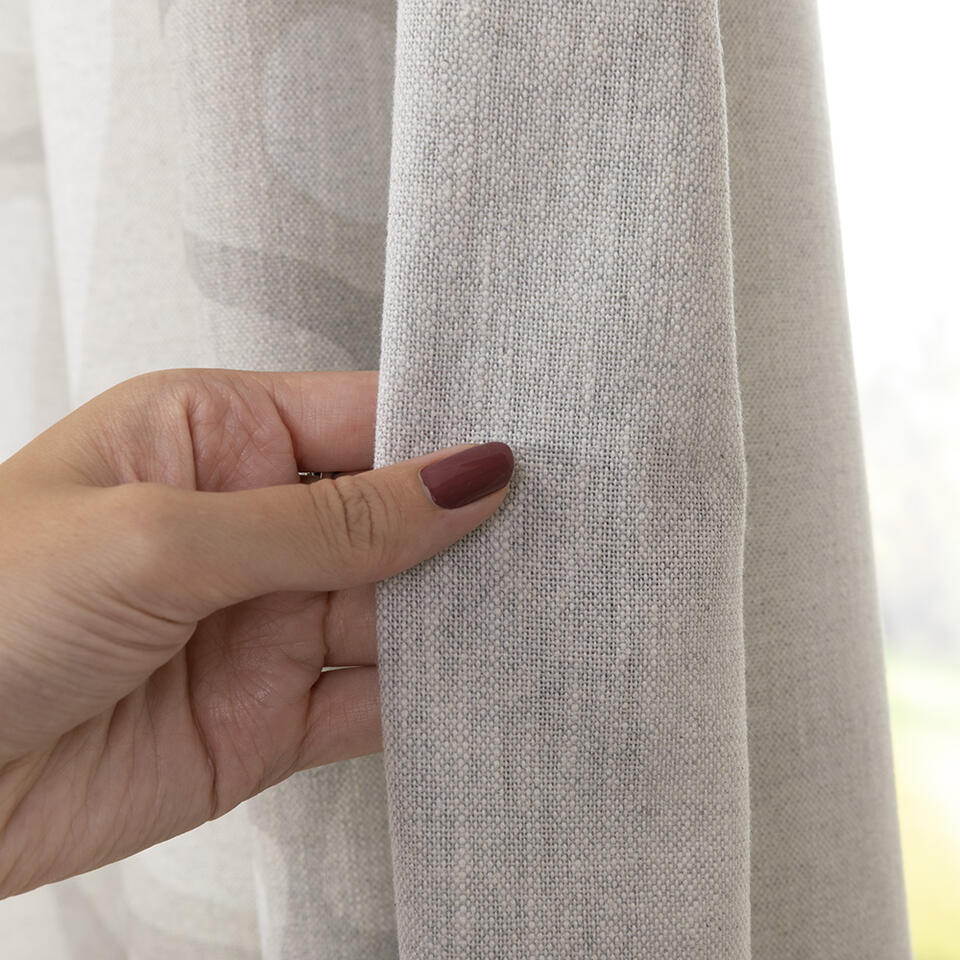 Deze soepele gordijnstof met een grote stoere organische print die wat weg heeft van keien