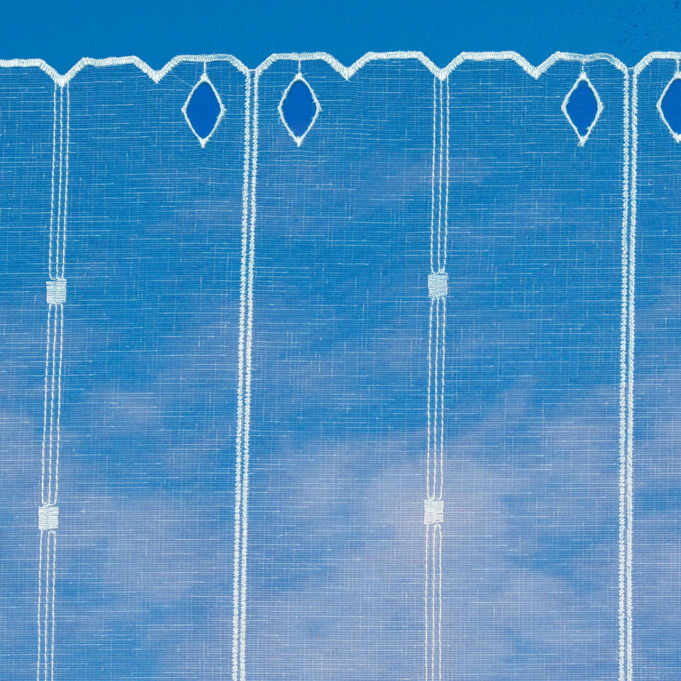 Transparante witte val in opengeweven structuur, met streeppatroon in wit