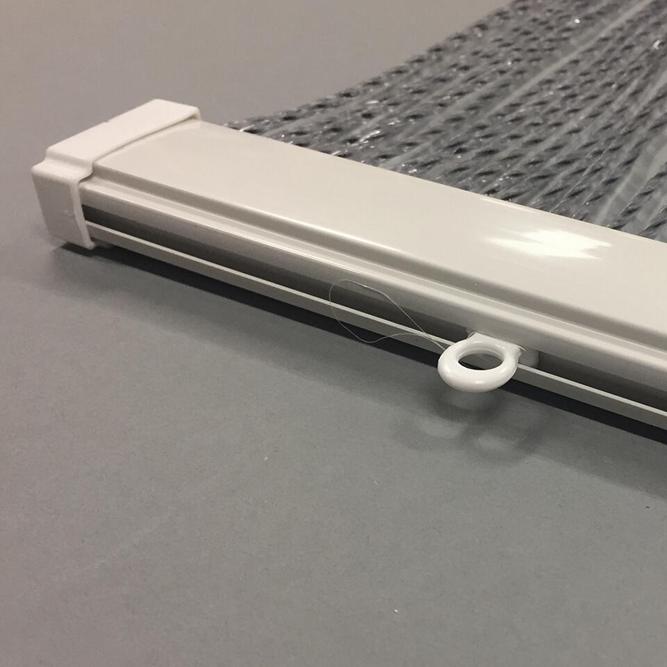 Transparant deurgordijn met zwarte details en een afmeting van 90x220 cm